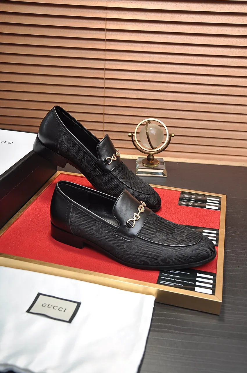Men's shoes💰500💶Italy's top luxury men's shoe giant (GUCCI) (Gucci) (full cowhide lining) new arrival🍃Original European style🔰 Pleasant to the eye😍In order to make the shoes more durable and non-deformable🌀The production continues to follow traditional methods but there is still no lack of innovation💪Choose original sheepskin for the leather♻️ Smooth and natural And extra bright ⭐Made of imported cowhide, the first choice of rich people 38-45 (45 customized)